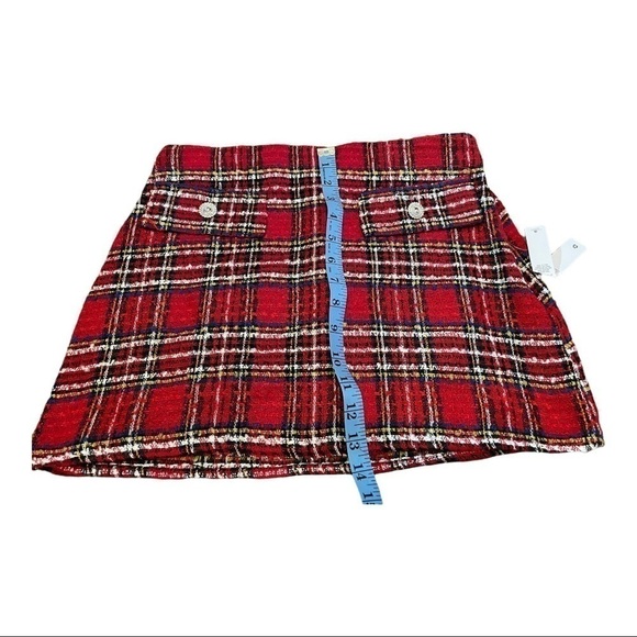 Asos DESIGN Petite tartan check boucle mini skirt with rhinestone button - Picture 7 of 12